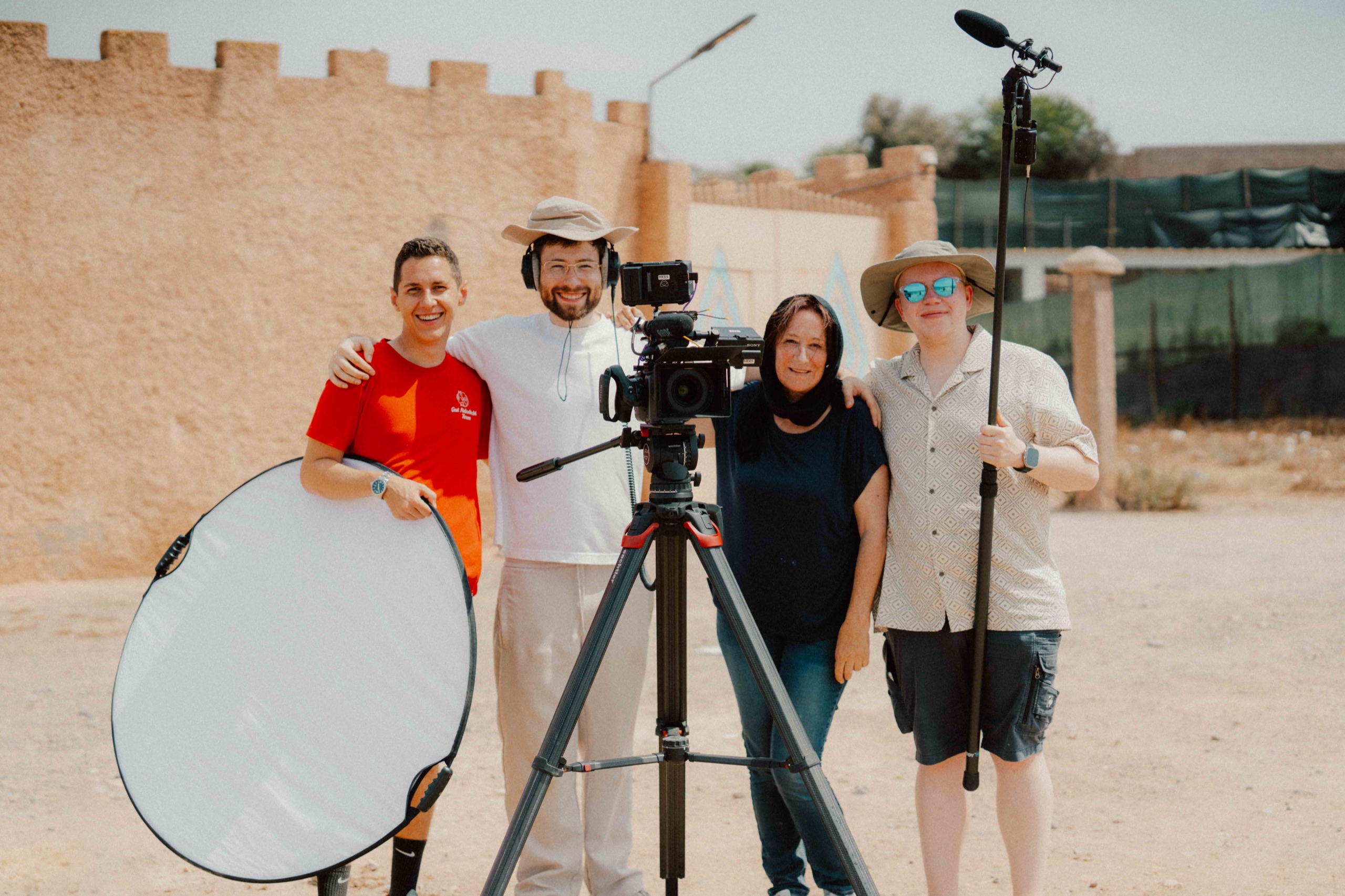 Die Spinner am Set — vier Filmemacher mit Kamera, Reflektor und Tonangel